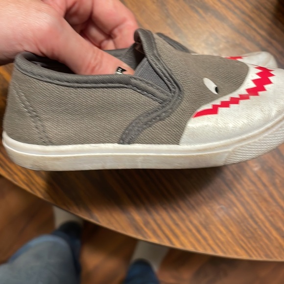 Girls size 6 grey shark slip on shoes so cute! - Picture 5 of 7